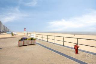 Op zoek naar een verzorgd appartement aan de kust? Dit smaakvol ingerichte appartement geniet van een zijdelings zeezicht en bevindt zich op een uitstekende locatie, op wandelafstand van de zeedijk, de tramhalte en diverse winkels.<br />Het appartement beschikt over een lichtrijke woonkamer met moderne en hedendaagse inrichting, een volledig uitgeruste keuken, een praktische slaaphoek en een badkamer met ligbad en toilet. Dankzij de verzorgde afwerking en instapklare staat is dit de ideale uitvalsbasis voor wie wil genieten van het leven aan zee.<br />Perfect als tweede verblijf of interessante investering aan de Belgische kust.