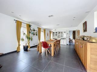 Volledig gerenoveerde  en energiezuinige woning (2008) gelegen nabij het centrum van Koksijde-Dorp en nabij de duinen. De woning bestaat uit:...