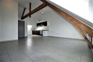 <strong>Ligging</strong><br />Dit aangenaam appartement met 2 slaapkamers is rustig gelegen in een straat te Brakel. De ligging combineert de rust van een residentiële omgeving met een vlotte bereikbaarheid. In de nabije omgeving bevinden zich scholen, winkels, horeca en belangrijke verbindingswegen.<br /><br /><strong>Indeling</strong><br />Via de inkomhal kom je terecht in de lichtrijke leefruimte. Aansluitend bevindt zich de ingerichte keuken, met daarnaast een praktische berging/wasplaats.<br />Het appartement beschikt verder over 2 ruime slaapkamers en een badkamer uitgerust met een toilet, ligbad en lavabomeubel. Achteraan het gebouw is bovendien een privé autostaanplaats voorzien. Er is geen lift aanwezig in het gebouw. <br /><br /><strong>Technisch</strong><br />Het appartement wordt verwarmd via centrale verwarming op aardgas. Het EPC bedraagt 558 kWh/m².<br />Beschikbaar vanaf 01/01/2027.<br /><br /><strong>Troeven</strong>
<ul>
	<li>Rustige én centrale ligging</li>
	<li>2 ruime slaapkamers</li>
	<li>Privé autostaanplaats</li>
	<li>Geen gemeenschappelijke kosten</li>
</ul>
<strong>Contact</strong><br />Interesse in dit appartement? Neem dan gerust contact op met Realimmo voor meer informatie via cedrik@real-immo.be.