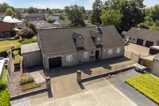 De woning geniet van een gevelbreedte van maar liefst 20 meter. Hierdoor wordt er een mooi woonoppervlak bereikt met nog ruimte voor eigen invulling. <br />Het gelijkvloers is momenteel voorzien van 3 ruime slaapkamers en een recent vernieuwde badkamer. Een aparte berging en ruime garage waar alle technieken uitkomen horen er uiteraard ook bij. De leefruimte met haard en deels open keuken die volledig geïnstalleerd is komen beide uit op een prachtig, ruim overdekt terras waar het het hele jaar door genieten is. <br /><br />Het eerste verdiep is momenteel ingericht met 2 zeer ruime slaapkamers en een grote open ruimte. Hier zijn er diverse mogelijkheden naar extra kamers en eventueel tweede badkamer. Het verdiep heeft immers een bruikbare vloeroppervlakte van zo een 165m². <br /><br />Naast de woning is er een zeer grote garage terug te vinden met ruimte voor twee auto's en voldoende extra ruimte naar berging toe. Gezien hier alle leidingen inzake elektriciteit en water, alsook afvoeren aanwezig zijn, biedt dit bijgebouw uiteraard ook diverse mogelijkheden. <br /><br />De ligging van de woning is eveneens uniek te noemen. Op het einde van een doodlopende straat waardoor je in de tuin van absolute privacy kan genieten. <br /><br />Kortom, deze woning biedt voor ieder wat wils en kan naar eigen wens nog verder ingevuld worden. Gezien eveneens de combinatie met de mogelijkheden van de garage is de combinatie thuiswerken of een kleine praktijkruimte in een handomdraai verwezenlijkt. <br /><br />Een unieke parel dus op een uiterst rustige ligging en toch nabij het dorpscentrum van Sint Antonius en het Molenbos.