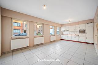 <p><span>A perfect, move-in-ready ground-floor apartment, conveniently located near the rural village center of Putte.</span></p><p><span> </span></p><p><span>This bright apartment is located on the ground floor of a recently built residence (constructed in 2004) and is easily accessible, with all living areas on the ground floor. The apartment features a functional layout and was finished with durable materials; it has always been maintained with the utmost care. Numerous windows allow plenty of natural light to flood in. The living room and open kitchen create a cozy home. The apartment features a spacious bedroom. The spacious entryway/hallway provides access to a storage/laundry room, a bathroom with a bathtub and shower enclosure, and a separate toilet. At the rear of the building is a spacious garage, included in the rent.</span></p><p><span> </span></p><p><span>Thanks to its convenient location right in the pleasant city center, shops, schools, a weekly market, and public transportation are all within walking distance.</span></p><p><span>The apartment is available immediately. Rent €,765. Utilities €,40 per month.</span></p>
