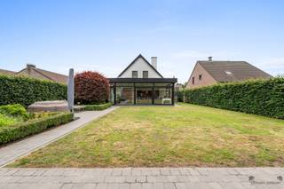 <p><span>Maison moderne et lumineuse de 600m² près du centre de Brecht</span></p><p><span> </span></p><p><span>Dans un quartier recherché, à quelques pas du centre de Brecht, se trouve cette maison rénovée avec une belle extension.</span></p><p><span>La maison est située dans un cul-de-sac et a subi de nombreuses rénovations au fil du temps, offrant un confort moderne.</span></p><p><span>Grâce à sa situation stratégique à proximité de l'autoroute et du centre en toute tranquillité, la maison bénéficie d'un emplacement de choix.</span></p><p><span> </span></p><p><span>Disposition</span></p><p><span>Dès l'entrée, le hall d'entrée avec WC visiteurs donne accès à l'espace de vie spacieux avec cuisine ouverte.</span></p><p><span>L'espace de vie est baigné de lumière naturelle grâce à l'extension récente. L'agencement pratique permet de disposer d'un coin salon confortable et d'un coin repas agréable.</span></p><p><span>La cuisine ouverte est également équipée de tous les appareils électroménagers de haute qualité nécessaires pour que vos repas fraîchement préparés soient encore meilleurs. Des touches modernes telles qu'un robinet de cuisine et des vues sur le jardin complètent le tableau.</span></p><p><span>Au rez-de-chaussée, il y a également une première pièce qui sert actuellement de bureau, ainsi qu'une salle de bains et un garage. Il est donc tout à fait possible de vivre de plain-pied.</span></p><p><span> </span></p><p><span>Au premier étage se trouvent trois chambres très spacieuses et une deuxième salle de bains avec douche, lavabo avec meuble et toilettes.</span></p><p><span> </span></p><p><span><</span></p><p><span> </span></p><p><span>MAISON A BRECHT - CONFORT MODERNE ET ESPACE</span></p><p><span> </span></p><p><span>Cette belle maison à Brecht offre une combinaison parfaite d'élégance moderne et de fonctionnalité. Avec une surface habitable de 222 m² et un terrain de 600 m², c'est l'endroit idéal pour les familles à la recherche de confort et de style.</span></p><p><span> </span></p><p><span>AGENCEMENT ET ESPACE</span></p><p><span> </span></p><p><span>La maison dispose de quatre chambres, ce qui permet d'agrandir la famille, d'aménager un bureau ou de loger des invités. Avec deux salles de bains, le confort quotidien de tous les membres de la famille est garanti. La disposition ouverte des espaces de vie offre une impressionnante sensation d'espace et de lumière.</span></p><p><span> </span></p><p><span>CUISINE ET SALLE À MANGER</span></p><p><span> </span></p><p><span>La cuisine ultramoderne est équipée d'appareils électroménagers de haute qualité, notamment de deux fours encastrés et d'un élégant comptoir de cristallisation. Le grand îlot de travail avec plan de travail en bois crée une ambiance chaleureuse dans la maison et offre un espace pour les repas informels et les moments en famille. La conception sans faille intègre parfaitement la cuisine à l'espace de vie.</span></p><p><span> </span></p><p><span>SALON ET ESPACE DE VIE</span></p><p><span> </span></p><p><span>Les portes coulissantes en verre offrent une connexion époustouflante avec le jardin. La salle à manger spacieuse surplombe le paysage verdoyant, tandis que le salon avec cheminée intégrée offre une retraite chaleureuse et accueillante.</span></p><p><span> </span></p><p><span>EXTÉRIEUR ET JARDIN</span></p><p><span> </span></p><p><span>La maison se trouve sur un terrain généreux avec un jardin bien entretenu entouré de haies. L'allée pavée avec un revêtement durable et le garage intégré offrent commodité et sécurité. L'architecture moderne avec ses murs blancs, ses tuiles grises et ses lignes épurées donne à la maison une touche contemporaine.</span></p><p><span> </span></p><p><span>CARACTÉRISTIQUES</span></p><p><span> </span></p><p><span>Il s'agit d'une propriété très bien entretenue, avec une attention particulière aux détails et à la qualité. L'agencement spacieux, la lumière naturelle et la gestion intelligente de l'espace rendent cette maison exceptionnellement agréable à vivre.</span></p>