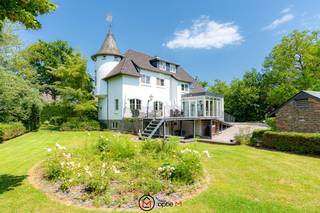 Welkom aan de Maastrichtersteenweg 269 in Hasselt.<br /><br />Unieke villa op een ruim perceel met parktuin nabij centrum Hasselt te koop.<br /><br />Stap binnen in deze charmante en ruime villa op een prachtig perceel van 24a71, waar karakter, comfort en volledige privacy samenkomen. Met haar parktuin, torenkamer en glazen uitbouw met panoramisch tuinzicht biedt deze woning een uitzonderlijke woonbeleving op een rustige ligging, vlak bij het centrum van Hasselt.<br />Troeven van deze villa te koop op een rij
<ul>
<li><span>Perceel van 24a71 met aangelegde parktuin en boomgaard</span></li>
<li><span>4 slaapkamers + extra multifunctionele ruimte</span></li>
<li><span>Torenkamer met uniek karakter</span></li>
<li><span>Lichtrijke leefruimte met parketvloer en open haard</span></li>
<li><span>Glazen eetruimte met panoramisch zicht op de tuin, met airco & verwarming</span></li>
<li><span>Volledig uitgeruste keuken met granieten werkblad en kwalitatieve toestellen</span></li>
<li><span>2 badkamers + apart gastentoilet</span></li>
<li><span>Volledig onderkelderd met o.a. dubbele garage, wasplaats, wijnkelder, hobbyruimte en stockage</span></li>
<li><span>Houten tuinberging, kiosk en open carports</span></li>
<li><span>Ruime oprit met dubbele poort en veel parkeergelegenheid</span></li>
<li><span>EK conform</span></li>
<li><span>Asbestveilig</span></li>
<li><span>Rustige ligging, dicht bij het centrum van Hasselt</span></li>
<li><span>Mogelijkheid tot uitbreiding of bijbouw</span></li>
</ul>
Interesse in deze bijzondere villa in Hasselt?<br />Contacteer ons voor een bezoek en ontdek zelf de charme en het potentieel van deze unieke eigendom.<br /><br />Optie M vastgoed I carine@optie-m.be I 0478/41 58 70.<br /><br />Benieuwd naar de waarde van jouw woning? Neem vrijblijvend contact met ons op via bovenstaande gegevens, we helpen je graag verder.<br /><br />Stedenbouwkundige inlichtingen: VG, Wg, GVV, Gmo