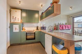 La rue Nijverheidsstraat bénéficie d'un emplacement stratégique à Vilvorde et permet de rejoindre facilement Bruxelles et les principales routes d'accès. Les transports en commun (train et bus) sont facilement accessibles. Dans les environs, vous trouverez de nombreux magasins, supermarchés, écoles et restaurants.L'appartement du deuxième étage est agencé comme suit :- Hall d'entrée spacieux- Espace de vie lumineux avec accès à la terrasse- Cuisine moderne et fonctionnelle avec rangement attenant- 2 chambres- Salle de bain meublée avec lavabo et baignoire- Salle de douche avec toilettesAvantages supplémentaires :- Achat (obligatoire) d'un garage box à 26 000€, qui fournit une place de parking sécurisée et un espace de rangement supplémentaire.- L'appartement est actuellement loué, idéal comme investissementEn bref, cet appartement est une excellente opportunité pour ceux qui recherchent une maison confortable ou un investissement dans un emplacement central avec toutes les commodités à portée de main.Intéressé ? Contactez-nous bientôt pour une visite !