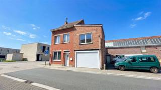 Maison avec garage et jardin dans un quartier calme. Au rez-de-chaussée :- Entrée- salon- cuisine- toilettes- terrasse et jardin. Au premier étage- 3...