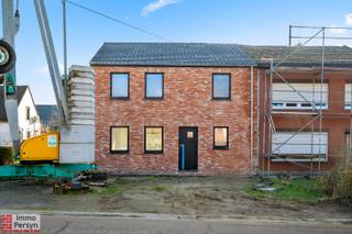 Gelegen in de rustige Vossekotstraat vinden we deze gloednieuwe halfopen bebouwing terug. De woning combineert een tijdloze architectuur van rode gevelsteen met strakke zwarte raamprofielen en dakpannen, wat zorgt voor een moderne doch warme uitstraling. U woont hier op een boogscheut van het centrum van Scherpenheuvel (+/- 1,8 km), met een vlotte verbinding naar winkels en scholen, maar geniet tegelijkertijd van de rust die deze residentiële straat te bieden heeft.<br /><br />Bij het betreden van de woning kom je in een functionele inkomhal met gastentoilet. Wat meteen opvalt, is de logische flow naar de leefruimte. De zithoek en eethoek vormen één ruim en lichtrijk geheel dat naadloos aansluit op de open keuken. Dankzij de grote raampartijen aan de achterzijde wordt de tuin als het ware naar binnen getrokken en geniet je de hele dag door van natuurlijke lichtinval. Aansluitend aan de keuken is er een bijzonder praktische berging voorzien met aansluitingen voor wasmachine en droogkast; een onmisbare troef voor elk gezin. Buiten is er ruimte voor een gezellig terras en een onderhoudsvriendelijke tuin, waar in de voortuin een wadi is aangelegd voor een duurzame waterhuishouding.<br />Op de eerste verdieping biedt de nachthal toegang tot drie volwaardige slaapkamers, ideaal voor een gezin of om in te richten als thuiskantoor. De badkamer is centraal gelegen en slim ingedeeld met ruimte voor zowel een ligbad, een toilet als een dubbele wastafel. Via een zolderluik is de ruime zolderverdieping bereikbaar. Deze grote open ruimte biedt extra mogelijkheden voor opslag, wat de praktische bruikbaarheid van deze woning compleet maakt. Kortom, een instapklare buitenkans voor wie op zoek is naar een kwalitatieve nieuwbouwwoning op een toplocatie.<br /><br /><u><strong>Indeling:</strong></u><br /><strong>Gelijkvloers:</strong> Inkomhal, toilet, zithoek, eethoek, open keuken, berging/wasplaats <br /><strong>Eerste verdieping:</strong> Nachthal, 3 slaapkamers, badkamer <br /><strong>Zolder:</strong> Ruime bergzolder<br /><strong>Buitenruimte:</strong> oprit met parkeerplaats <br /><br /><br />*De prijs van 370.000euro is  exclusief BTW (12% op de bouwgrond - 21% op de woning) = totaalprijs van <u><strong>439.600 euro</strong></u> inclusief btw en registratierechten.<br /><br />Ervaar zelf de vele voordelen van deze woning tijdens een persoonlijke rondleiding. Maak vandaag nog je afspraak.<br />Mail naar info@immopersyn.be of bel 013 444 008.