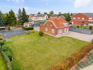 <h3><span>Te renoveren woning op ruim perceel van 1.307 m² te Haacht.</span></h3>
<p><span>Op zoek naar een woning die u volledig naar eigen smaak kunt renoveren? <br />Deze </span><strong><span>vrijstaande woning met 3 à 4 slaapkamers </span></strong>(momenteel één slaapkamer op gelijkvloers maar in te delen volgens behoefte van de nieuwe kopers)<span> is rustig gelegen op een mooi perceel van </span><strong><span>1.307 m²</span></strong><span> en biedt heel wat mogelijkheden voor wie ruimte en potentieel zoekt.</span></p>
<p><span>De woning bevindt zich </span><strong><span>achteraan op het perceel</span></strong><span> en is bereikbaar via een private oprit, wat zorgt voor de nodige rust en privacy.</span></p>
<p><span>Binnen beschikt de woning over een </span><strong><span>leefruimte van ca. 30 m²</span></strong><span>, keuken, ruime badkamer, <strong>3 à 4</strong> </span><strong><span>slaapkamers</span></strong><span> en een afzonderlijke bureauruimte van ca. 14 m². Ideaal voor wie thuis werkt of nood heeft aan een extra hobbyruimte.</span></p>
<p><span>Een bijkomende troef is de </span><strong><span>inpandige garage van ca. 30 m²</span></strong><span>. Daarnaast zijn er verschillende bijgebouwen aanwezig die momenteel dienstdoen als </span><strong><span>berging en atelier</span></strong><span>, waardoor ook buiten de woning heel wat praktische ruimte beschikbaar is.</span></p>
<p><span>De </span><strong><span>zuidgerichte tuin</span></strong><span> vormt zonder twijfel één van de sterke punten van deze eigendom. Dankzij het ruime perceel geniet u hier van een aangename groene omgeving en tal van mogelijkheden om een prachtige buitenruimte te creëren.</span></p>
<p><span>De woning dateert van 1957 en is </span><strong><span>te renoveren</span></strong><span>, maar vormt net daardoor een interessante basis voor wie op zoek is naar een eigendom die volledig naar eigen wensen en hedendaagse woonnormen kan worden ingericht.</span></p>
<p><strong><span>Troeven:</span></strong></p>
<ul>
<li><span>Vrijstaande woning</span></li>
<li><span>Perceel van </span><strong><span>1.307 m²</span></strong></li>
<li><span>Zuidgerichte tuin</span></li>
<li><span>3 à 4 slaapkamers + bureau</span></li>
<li><span>Inpandige garage van ca. 30 m²</span></li>
<li><span>Verschillende bijgebouwen/atelier</span></li>
<li><span>Private oprit</span></li>
<li><span>Rustige ligging</span></li>
<li><span>Veel renovatie- en inrichtingsmogelijkheden</span></li>
<li><span>mogelijkheid tot heropbouw conform voorschriften</span></li>
<li><span>Dubbele beglazing</span></li>
<li><span>EPC: </span><strong><span>557 kWh/m²/jaar</span></strong></li>
</ul>
<p><strong><span>Kortom: Een eigendom met bijzonder veel potentieel. <br />Ideaal voor wie niet bang is van renovatie en hier zijn eigen thuis van wil maken.</span></strong></p>
<p><span>Interesse? Neem gerust contact met ons op voor meer informatie of een bezoek ter plaatse.</span></p>