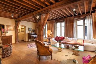 Gemeubeld duplex loft-appartement met garage gelegen in de oude binnenstad (bij Stadswaag) in historisch geklasseerd pand, zeer rustige ligging. <br /><br />Indeling:<br />1e verdiep met lift: Inkomhall, grote living in L-vorm van 90 m2 met open haard. Mooie eiken balken (17e eeuws) en eiken parketvloer (nieuw)- dubbele beraming. <br />Bureel/ logeerkamer met douche en lavabo. Volledig geïnstalleerde keuken. <br />2e verdiep: 2 grote slaapkamers. Ruimte voor bureel op overloop. Ruime badkamer met dubbele lavabo, ligbad (douchescherm) en w.c. <br />Op gelijkvloers: garage : poort met afstandsbediening. <br />TV is aanwezig. Wasmachine en droogkast.<br /><br />Bijzonderheden:<br />Maandelijkse kosten 200 euro inbegrepen: ongelimiteerd Internet en T V van Telenet, privé waterverbruik, elektriciteit van de gemene delen en lift, vuilnisophaling, gebruik van de fietsenstalling in garage, brandverzekering afstand van verhaal, gebruik van de garage voor 2 staanplaatsen (middelgrote auto's) poetsonderhoud algemene delen. <br />Verbruik van gas en elektriciteit met eigen meters. <br />Zeer gunstige EPC score van 136 kWh/m². Certificaatnummer: 20120420-0001100091-00000002-6