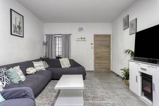 INDELING: Gelijkvloers: - inkomhal - aangename leefruimte- ingerichte keuken met toegang tot de gezellige stadstuin- badkamer voorzien...