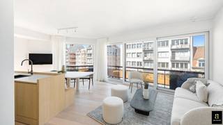 <p>À l’angle de la Lippenslaan et de la Zoutelaan, au quatrième étage, se trouve cet appartement d’angle baigné de lumière. Grâce aux nombreuses baies vitrées et à l’agencement ouvert, l’appartement profite d’une belle luminosité naturelle, créant une atmosphère détendue et une véritable sensation de vacances.<br />Le séjour et la cuisine s’intègrent dans un espace ouvert, avec une cuisine équipée d'appareils de qualité et un îlot central. L’espace repas adjacent dispose d’une banquette sur mesure.<br />L’appartement comprend trois chambres, dont deux grandes chambres et une chambre avec lits superposés et salle de douche attenante. Il y a également des toilettes séparées pour les invités et une salle de bains spacieuse avec douche, double lavabo et toilettes.</p>
<p>La situation est un véritable atout : en plein centre, à distance de marche des commerces, des restaurants et de la plage.</p>
<p>PEB : label B (105 kWh/m²/an)</p>