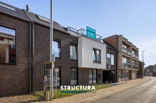 Exclusief penthouse met ruim zonneterras in OpwijkOntdek dit instapklare en energiezuinige penthouse, gelegen in een kleinschalige residentie met slechts 4 woongelegenheden nabij het centrum van Opwijk.Het gebouw dateert van 2020, terwijl het penthouse pas in 2023 voor het eerst in gebruik werd genomen en slechts beperkt werd bewoond. Het appartement is als enige gelegen op de bovenste verdieping en beschikt over een oppervlakte van ca. 107 m2. De grote raampartijen zorgen voor veel lichtinval. Het terras biedt een fijne, rustige plek, die zich uitstekend leent om met wat sfeervol groen extra privacy te creëren.De indeling omvat een aangename leefruimte met volledig uitgeruste kwaliteitskeuken, praktische berging, een ruime slaapkamer en een kleinere kamer die kan dienen als bureel, logeer- of kinderkamer, badkamer met inloopdouche en dubbele lavabo en een apart toilet. Doorheen het appartement zorgen de vele ingemaakte maatkasten voor extra comfort en opbergruimte. Een absolute troef zijn de twee buitenruimtes, waaronder het ruime zonneterras van ca. 22 m2, voorzien van een kwalitatieve luifel en zonwering, alsook een achtergelegen terras van 8m².Verder beschikt het penthouse over elektrische rolluiken en vloerverwarming, en werd er extra aandacht besteed aan de afwerking met vloer- en muurtegels en verlichting. Een lift, geen drempels en een bredere kamerdeur maken het appartement rolstoelvriendelijk. Winkels, scholen en andere voorzieningen bevinden zich op wandelafstand. Een belangrijk financieel pluspunt is dat de verkoop geschiedt onder het stelsel van registratierechten (bv. slechts 2% bij eigen en enige woning) en niet onder het 21% BTW-stelsel.Garagebox en privatieve berging kunnen optioneel worden aangekocht voor €35.000. Tevens mogelijkheid tot aankoop van een tweede garagebox.Een bijzonder verzorgd penthouse voor wie op zoek is naar comfort, privacy en een hoogwaardige afwerking op een centrale locatie in Opwijk.Contacteer Structura voor meer info of een bezoek via info@structura.be of 02/460.80.46