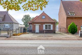 <p>Deze te renoveren woning ligt vlak bij het centrum van Maaseik, tussen Maaseik en Neeroeteren. Dankzij de centrale ligging zijn winkels en andere voorzieningen vlot bereikbaar. Het grote, diepe perceel biedt heel wat mogelijkheden voor wie op zoek is naar ruimte en graag zijn eigen plannen wil realiseren.</p>

<p>De open bebouwing dateert van 1954 en staat op een perceel van 9a56ca. De woning is te renoveren en beschikt over drie slaapkamers, waarvan één op het gelijkvloers en twee op de verdieping. De woonkamer bevindt zich achteraan, aansluitend op de keuken. Verder is de woning deels onderkelderd en vind je op het perceel verschillende schuren. Naast de woning loopt een oprit naar achteren. Een interessante eigendom voor wie op zoek is naar een renovatieproject met veel ruimte en mogelijkheden.</p>

<p>Enkele troeven:</p>

<ul><li>
	<p>Groot perceel: 9a56ca met een diepe tuin en veel ruimte achteraan.</p>
	</li><li>
	<p>Drie slaapkamers: met één slaapkamer op het gelijkvloers.</p>
	</li><li>
	<p>Verschillende bijgebouwen: meerdere schuren met mogelijkheden voor opslag of hobbygebruik.</p>
	</li><li>
	<p>Gunstige ligging: vlak bij het centrum van Maaseik, tussen Maaseik en Neeroeteren.</p>
	</li><li>
	<p>Praktische indeling: deels onderkelderd en voorzien van een oprit langs de woning.</p>
	</li><li>
	<p>Technische basis: geïsoleerde muren en zolder, dubbele beglazing en een gascondensatieketel.</p>
	</li><li>
	<p>EPC-label D: een mooie basis om de woning naar eigen smaak en wensen te renoveren.</p>
	</li></ul>

<p>Ben je op zoek naar een woning die je volledig naar je eigen hand kunt zetten, met een ruim perceel en tal van mogelijkheden? Plan dan zeker een bezoek met Max in en ontdek zelf het potentieel van deze eigendom in Maaseik.</p>