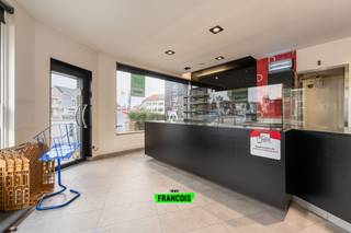 Bent u op zoek naar een uitstekend gelegen handelsruimte voor uw bakkerij, slagerij of andere voedingszaak? Dan is dit pand, gelegen op een commerciële toplocatie in de Vredelaan te Blankenberge, zeker een bezoek waard.<br /><br />Deze volledig uitgeruste handelszaak beschikt over een ruime winkelruimte met achterliggende werk- en opslagruimtes, waardoor een efficiënte werking gegarandeerd is. Daarnaast is er een aparte rustruimte aanwezig, voorzien van een eigen badkamer voor extra comfort.<br /><br />Een grote troef van dit pand is de uitgebreide kelderverdieping die zich onder de volledige handelsruimte bevindt en perfect kan dienen als extra opslagruimte.<br /><br />De aanwezige bakkerij-uitrusting en apparatuur zijn recent en goed onderhouden. Deze kunnen worden overgenomen voor € 55.000, wat neerkomt op ongeveer de helft van de oorspronkelijke investeringswaarde. Hierdoor kan u snel en zonder zware opstartkosten uw activiteit starten.<br /><br />Dankzij de praktische indeling en ruime infrastructuur leent het pand zich niet alleen perfect voor een bakkerij, maar ook voor een slagerij, traiteurzaak, delicatessenwinkel of gelijkaardige commerciële activiteiten.<br /><br />Bovendien kunnen een garage en privatieve staanplaats optioneel worden bijgehuurd, wat zorgt voor extra comfort en praktische mogelijkheden voor leveranciers, personeel of stockage.<br /><br />Interesse in deze unieke commerciële opportuniteit? Contacteer ons gerust voor meer informatie of een plaatsbezoek.<br /><br />