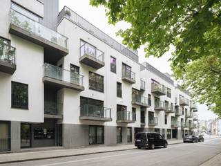 <strong>Ruim en lichtrijk duplexappartement met 2 slaapkamers, meerdere terrassen en staanplaats aan Ter Platen</strong><br /><br /><strong>Bezoekdag</strong>: woensdag 21 januari 2026 – inschrijven via info@carloeggermont.be<br /><br />Dit duplexappartement beschikt over een open leefruimte met toegang tot een eerste terras. Aansluitend bevindt zich een polyvalente ruimte die kan worden afgesloten.<br />De open, ingerichte keuken sluit aan op de eetplaats en biedt toegang tot een tweede en derde terras. Verder is er een aparte berging met aansluiting voor wasmachine en droogkast, evenals een gastentoilet.<br /><br />Op de verdieping bevindt zich een ruime slaapkamer en een badkamer. Zowel aan de voor- als achterzijde is er een ruim terras.<br /><br />De staanplaats met extra berging is gelegen in de residentie, <strong>niet verplicht bij te huren. </strong><br /> 
<ul>
	<li>Domicilie verplicht</li>
	<li>Niet verhuurd aan studenten</li>
	<li>Huurprijs: € 1.500/maand (excl. staanplaats € 125)</li>
	<li>Maandelijkse kosten: € 100</li>
	<li>Verbruik van elektriciteit, gas, water en internet individue</li>
</ul>