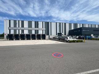 Modern logistiek magazijn bestaande uit 6.516m² magazijnruimte + 756m² mezzanine en 190m² kantoren. Het magazijn telt 7 los- en laadkades en...