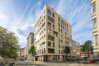 <p>Aan de statige, groene Charlottalei, op enkele passen van het Stadspark, treffen we dit instapklare appartement op de vierde verdieping van residentie Charlotta. Deze centrale ligging combineert het beste van twee werelden: de Meir en de Keyserlei met hun bruisende horeca en shopping liggen om de hoek, terwijl de invalswegen vlot bereikbaar zijn.<br /><br />Het gebouw uit 2020 is opgetrokken in beige natuursteen en sluit met zijn tijdloze, strakke architectuur mooi aan bij de stijlvolle herenhuizen in de straat.<br /><br />Het appartement heeft een oppervlakte van ca. 51,25 m², aangevuld met een ruim terras van ca. 10,95 m² in gepolierde beton. Een doorlopende keramische tegelvloer in parketlook verbindt de lichtrijke leefruimte met de volledig geïnstalleerde open keuken. De slaapkamer beschikt over een en-suite badkamer met douche en lavabomeubel. Zowel vanuit de leefruimte als vanuit de slaapkamer heeft u toegang tot het terras. Verder zijn er een apart toilet en een praktische berging met aansluiting voor wasmachine en droogkast, de verwarmingsketel en extra stockageruimte.<br /><br />Een privatieve kelderberging is inbegrepen en een ondergrondse autostaanplaats, een waardevolle meerwaarde in deze centrale buurt, dient te worden aangekocht aan € 30.000.<br /><br />Uw fiets kan u stallen in de ruime gemeenschappelijke fietsenberging.<br /><br />Licht, rust en comfort in het hart van de stad: ideaal als eerste woning, als pied-à-terre of als investering.<br /><br />Voor meer informatie of een bezoek: 03/225.00.68 of info@wellimmo.net</p>