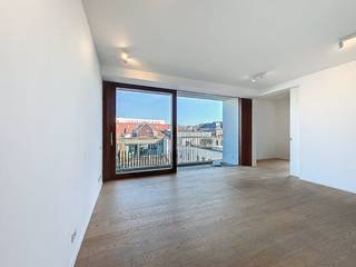Cet élégant appartement d'une chambre situé au troisième étage de la résidence Statua, qui fait partie du nouveau projet Academy à Gand, associe une finition luxueuse à des matériaux durables.Profitez d'une agréable terrasse et d'un emplacement central, à quelques minutes de marche du centre animé de Gand, des transports en commun et des restaurants chaleureux. La finition de haute qualité et les équipements modernes créent un cadre de vie confortable et contemporain.Disposition : espace de vie - terrasse - cuisine ouverte - salle de bain (toilettes, lavabo et douche à l'italienne) - 1 chambre - sous-sol - abri à vélos commun - place de parking.La place de parking doit être louée à 100,00 EUR/mois.Les frais communs, sous forme de commission, s'élèvent à 70,00 EUR/mois et sontpour l'entretien des parties communes.Disponible à partir du 01/03/2025