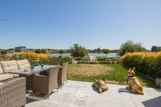 <p>Uniek appartement met zicht op het Donkmeer.</p><p>Op een bijzonder aangename locatie in de Brielstraat in Berlare vindt u dit stijlvolle appartement met voortuin en een prachtig uitzicht op het Donkmeer. De perfecte combinatie van rust en groen.<br />Het appartement werd gebouwd in 2024-2025. Bijgevolg geniet u hier van een moderne afwerking en hedendaags comfort.<br />De leefruimte met open keuken vormt het hart van de woning. Aansluitend bevindt zich nog de praktische bergplaats.</p><p>Verder beschikt het appartement over twee slaapkamers en een moderne badkamer.</p><p>Als extra troeven biedt deze eigendom eveneens een privatieve kelderberging en een eigen autostaanplaats.</p><p>Op zoek is naar een recente, instapklare woonst op een locatie die u iedere dag een vakantiegevoel bezorgd? Dan is dit appartement helemaal wat u zoekt. Neem snel contact met ons op voor meer informatie en het inplannen van een bezoek. <br /> </p>