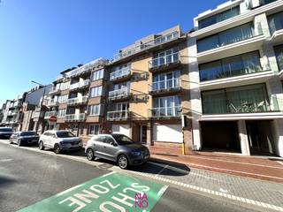 Uiterst lichtrijk en ruim appartement met mooie zonneterrassen en een uitgestrekt zicht, zeer goed gelegen MIDDEN in et centrum van Knokke-Heist op wandelafstand van het station, de ZEE en het STRAND. Dit breed appartement is gelegen op de derde verdieping van een moderne residentie ( 2002 ) en omvat een inkomhal, gastentoilet, ruime living uitgevend op een aangenaam terras vooraan met uitgestrekt zicht, open keuken voorzien van alle nodige toestellen en berging/wasplaats. Verder is er een brede nachthal, 2 volwaardige slaapkamers met aanpalend terras achteraan en een moderne badkamer met ligbad/douche. Privatieve kelder en gemeenschappelijke fietsenberging in het gebouw.