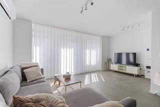 Volledig gerenoveerd, modern en energiezuinig wonen op wandelafstand van zee<br /><br />Bent u op zoek naar een stijlvol en volledig instapklaar appartement aan de kust? Dit recent gerenoveerde appartement in Mariakerke (Oostende) biedt u comfort, elegantie én een toplocatie!<br /><br />Dit lichtrijke appartement werd in 2025 volledig vernieuwd en is afgewerkt met hoogwaardige materialen. De open leefruimte sluit naadloos aan op een moderne keuken, volledig uitgerust met kwalitatieve toestellen. Verder beschikt het appartement over twee volwaardige slaapkamers, een luxueuze badkamer met inloopdouche en een energiezuinige warmtepomp voor efficiënte verwarming.<br /><br />Wonen in Mariakerke betekent wonen op een AAA-locatie: op enkele stappen van het strand, nabij winkels, horecazaken, en met een vlotte bereikbaarheid via zowel wagen als openbaar vervoer. Hier geniet u elke dag van het beste wat de kust te bieden heeft.<br /><br />