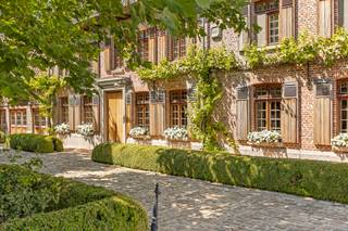 Deze unieke vierkantshoeve op 2,7 hectare bestaat uit een prachtige herenwoning (afgewerkt met luxe-materialen), burelen en kantoren,...