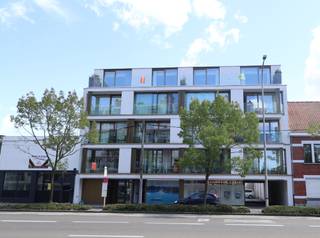Dit modern dakappartement is gelegen op de vierde verdieping van een mooie verzorgde residentie. Het appartement bestaat uit een inkomhal...