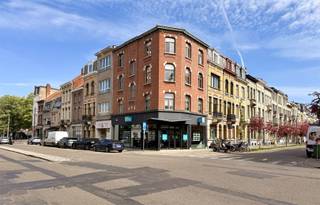 <p><span>WILRIJK - Bij Park Den Brandt - Berkenlaan:</span><span> Aangenaam hoekappartement met 1 slaapkamer</span></p><p><span> </span></p><p><span>BESCHRIJVING:</span></p><p><span> </span></p><p><span>Het appartement is gelegen op de 2° verdieping van een klein gebouw.</span></p><p><span>Inkomhal.</span></p><p><span>L-vormige living op laminaat met zeer veel lichtinval. Sierschouw. Deze wordt nu gebruikt als home office.</span></p><p><span>Naastliggende eetplaats met toegang tot de keuken.</span></p><p><span>Volledig geïnstalleerde keuken met alle toestellen. Toegang tot terrasje.</span></p><p><span>Ruime slaapkamer op laminaat.</span></p><p><span>Badkamer met ligbad (douchemogelijkheid), lavabo, toilet en aansluiting wasmachine en droogkast.</span></p><p><span> </span></p><p><span>BIJZONDERHEDEN:</span></p><p><span> </span></p><p><span>- Het appartement is voorzien van dubbele beglazing,</span></p><p><span>- Vrij vanaf 01/07/2026 (eventueel ook mogelijk vanaf 1/6/26)</span></p><p><span>- Gemeenschappelijke kosten: 40 €/maand</span></p><p><span>- Water, verwarming en elektriciteit zijn individueel</span></p><p><span>- In de onmiddellijke nabijheid van winkels (Carrefour, bakker, beenhouwer, apotheker)</span></p><p><span>- Fietsenrekken op straat</span></p><p><span>- Terminus van de tram op loopafstand</span></p><p><span>- Openbaar vervoer voor de deur</span></p><p><span>- Geschikt voor MAX. 2 PERSONEN</span></p>