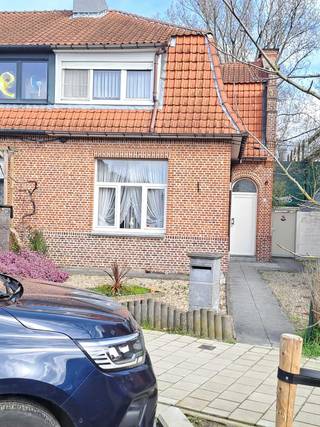 Half open bebouwing met voortuin,zij ingang voor fietsen,grote tuin oost-zuid gelegen.<br />Het is een authentieke woning in èèn van de rustigste en gezelligste straten uit de buurt.<br />Enkel wagens van de mensen die er wonen.<br />Volledig onderkelderd.<br />Grote gezellige leefruimte van 60 vierkante meter met open keuken.<br />Verwarming nog op gaskachels en airco.<br />Op de eerste etage twee ruime slaapkamers en een ruime badkamer.<br />Heel het huis is voorzien van dubbele beglazing met elektrische rolluiken.<br />Er zijn ook twee toiletten aanwezig.<br />Het huis is gelegen op 50m en 500m van scholen.<br />In de straat is een speelplein en achter de hoek nog èèntje.<br />Op 100m van de ingang van park rivierenhof.<br />In een straal van 1km bevind zich<br />Aldi<br />Lidle<br />Colruyt<br />Delhaize<br />Openbaar vervoer<br />Opritten snelweg.<br />Op een boogscheut van centrum Antwerpen.<br />Het huis is in zeer verzorgde staat,de gevel is gezandstraald.<br />Ideaal voor starters die nog enkele veranderingen willen doen naar hun eigen zin en financiele middelen.<br />Voor verdere info of afspraak kan u bellen naar nr 0495 57 52 16.<br />