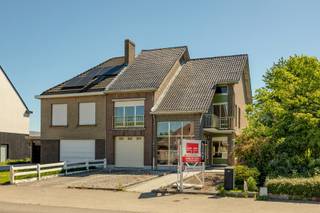 <p>This semi-detached house is located in Baasrode, on a spacious plot of approximately 780 m², within walking distance of local shops, services and the village centre of Baasrode. Its location in Rosstraat ensures easy access to the centres of Baasrode and Dendermonde, as well as to surrounding municipalities and major access roads.</p>
<p>The property features an attractive façade width of approximately 9.5 m, a driveway and a pleasant front garden. The side entrance next to the house provides convenient and practical access, ideal for bicycles.</p>
<p>On the ground floor, the house offers a spacious entrance hall, a large living area, a kitchen and a storage room with access to the deep plot. In addition, there is an integrated garage with crawl space and a large, enjoyable garden.</p>
<p>The first floor, accessible via both the entrance hall and the garage, comprises three bedrooms, with the possibility of creating a fourth bedroom by subdividing the existing workshop. The bathroom is fitted with a bathtub and a toilet. The spacious attic is accessible via a pull-down ladder.</p>
<p>This property is particularly suitable for those looking for a home with generous space and a favourable location.</p>