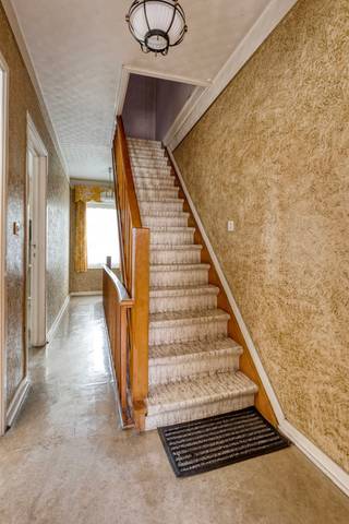<p>OPENDEURDAG: zaterdag 9/5 - 14u tot 15u<br /><br />immo DAVID stelt deze ruime te renoveren tweegevelwoning voor, gelegen op een gunstige en centrale locatie. De woning beschikt over een ruime inkomhal die toegang geeft tot de lichtrijke en royale leefruimte. Aansluitend bevindt zich een gesloten keuken die volledig naar eigen smaak en wensen kan worden ingericht. Verder is er op het gelijkvloers een afzonderlijk toilet en een praktische berging achter de keuken. De woning beschikt bovendien over een zeer ruime kelderverdieping van ongeveer 60 m² met een plafondhoogte van circa 1,75 m, ideaal als extra opslagruimte.</p>
<p>Op de eerste verdieping bevinden zich twee ruime slaapkamers van respectievelijk 17 m² en 19 m², evenals een badkamer. Via een vaste trap bereikt u de zolderverdieping, die momenteel bestaat uit twee ruimtes van ongeveer 25 m² en 10 m² en tal van mogelijkheden biedt voor verdere inrichting, zoals extra slaapkamers of een bureau.</p>
<p>Er is een aangename tuin waar u in alle rust kan ontspannen. Daarnaast bestaat de mogelijkheid om de bouwgrond langs de woning, aan de linkerkant, aan te kopen voor 198.000 euro. Dankzij de goede ligging bevindt alles zich in de onmiddellijke nabijheid: scholen, winkels, openbaar vervoer, het centrum van Zellik, Brussel, het Laarbeekbos en het UZ Jette. Ook de Ring rond Brussel en de fietssnelweg zijn vlot bereikbaar. Bovendien ligt de woning recht tegenover een nieuw aangelegd park, wat zorgt voor een extra groene en aangename woonomgeving.</p>
<p>Bestuursmaatregelen in het maatregelenregister: in aanvraag.</p>
