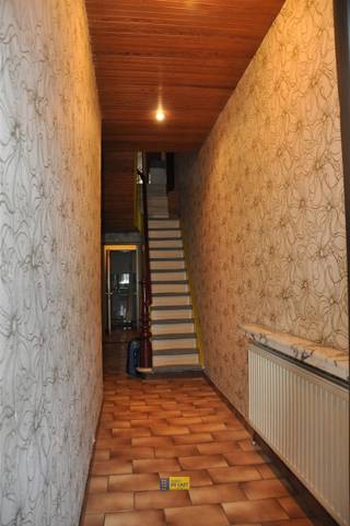 <p><span>Karaktervol huis met 4 slaapkamers en een stadstuin met zuid- orïentatie </span></p><p><span> </span></p><p><span>Deze zéér ruime eengezinswoning (180m²) is gelegen in Antwerpen-Noord op een boogscheut van het centrum nabij de Stuivenbergsite met een stadspark, waarvan de ontwikkeling is begonnen! </span></p><p><span> </span></p><p><span>We betreden deze woning via een ruime inkomhal: in het verlengde van de hall is er een douchekamer/wasberging met toilet. </span></p><p><span>De leefruimte bevindt zich aan de straatzijde en is verbonden met een grote leefkeuken waar je via een grote raampartij geniet van het zicht op de zuidelijk georiënteerde stadstuin.</span></p><p><span>Verder is het hoofdgebouw van deze woning voorzien van een grote voorraadkelder.</span></p><p><span>Op de tussen verdieping is er een eerste kamer, welke ideaal geschikt als dressing, waarachter de grote badkamer ligt. </span></p><p><span>Op de 1ste verdieping zijn er twee grote slaapkamers, waarbij de kamer achteraan bestaat uit 2 doorlopende kamers.</span></p><p><span>De zolderverdieping heeft eveneens het potentieel om af te werken tot 2 grote zolder slaapkamers.</span></p><p><span> </span></p><p><span> </span></p><p><span>KWALITEITEN:</span></p><p><span>> leuke, autoluwe ligging, makkelijk in en uit de stad, een nieuw park op wandelafstand komt eraan; ondertussen kan je genieten in je eigen zuidelijk georiënteerde stadstuin </span></p><p><span>> een ruime, lichtrijke woning met 4 volwaardige, grote kamers, badkamer en douchekamer/wasberging, 2 toiletten </span></p><p><span>> mits opfrissing en renovatie creëer je op je eigen tempo van deze TOP-woning een eigen thuis!</span></p><p><span> </span></p><p><span>Kom niet 'TE LAET' en maak een afspraak via <span>info@immodelaet.be</span></span><span> of 03 644 00 88.</span></p><p><span> </span></p><p><span> </span></p>