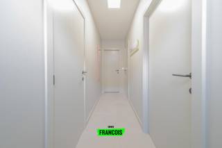 Bij het betreden van de woning word je verwelkomd in een verzorgde inkomhal. Vanuit deze hal heb je directe toegang tot de inpandige garage, wat zorgt voor extra comfort en praktische opbergruimte. Daarnaast bevindt zich op het gelijkvloers een polyvalente kamer die perfect kan ingericht worden als hobbyruimte, bureau of extra slaapkamer.<br /><br />Verder leidt de hal je naar de ruime en lichtrijke leefruimte, waar vele raampartijen zorgen voor een aangename natuurlijke lichtinval. Deze gezellige leefruimte sluit naadloos aan op de open, volledig geïnstalleerde keuken, die voorzien is van alle hedendaagse comfort en voldoende werk- en opbergruimte. Dit maakt het geheel bijzonder geschikt voor wie houdt van open en aangenaam wonen.<br /><br />Aansluitend aan de garage bevindt zich nog een praktische wasruimte/berging, wat bijdraagt aan het gebruiksgemak van de woning. Vanuit de leefruimte heb je directe toegang tot de zonnige en onderhoudsvriendelijke tuin, waar het heerlijk vertoeven is en waar je in alle rust kan genieten van het buitenleven.<br /><br />Op de eerste verdieping bevinden zich drie ruime en volwaardige slaapkamers. De badkamer is centraal gelegen en praktisch ingericht. Daarnaast is er via de nachthal toegang tot de zolderruimte, die extra opslagmogelijkheden biedt.<br /><br />Bouwtechnisch is deze woning voorzien van een EPC-B en centrale verwarming op aardgas met een condenserende ketel. <br /><br />Kortom, deze woning combineert ruimte, comfort en een rustige ligging, en is ideaal voor gezinnen of wie op zoek is naar een instapklare thuis.<br /><br />