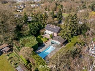 Interesse? Meer informatie op www.SWEVERS.be. - Deze instapklare open bebouwing in het rustige en gegeerde Bolderberg ligt op een ruim perceel met een zuidgerichte tuin. De woning, gebouwd in 1990 en later vernieuwd, biedt een lichtrijke leefruimte, een moderne keuken (2013) en een veranda die binnen en buiten verbindt.<br /><br />Met vijf slaapkamers, een functionele badkamer, 2 garages, kruipkelder en zolder is er veel ruimte en flexibiliteit. Buiten geniet u van een grote tuin met zwembad (incl overkapping), warmtepomp en poolhouse. De ligging is een grote troef: rustig en groen, maar toch centraal met vlotte verbindingen, nabij voorzieningen, fietssnelweg en natuurgebieden.<br /><br />Bel ons vandaag nog voor een persoonlijke rondleiding. Wij van Swevers Real Estate helpen je maar al te graag verder. tel. 011 255 155. Bron bewoonbare oppervlakte: EPC-verslag.