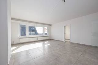 Ontdek dit prachtige en recent gerenoveerde appartement met 2 mooie slaapkamers gelegen op de vierde verdieping van Residentie Aline. Met een royale oppervlakte van 110 m² biedt dit woonparadijs volop ruimte en comfort. Geniet van een lichte, ruime living waar je heerlijk kunt ontspannen. Daarnaast beschik je over handige fietsen- en kelderberging, ideaal voor extra opslag. Met zijn uitstekende prijs-kwaliteitverhouding is dit de perfecte kans om jouw nieuwe thuis te bemachtigen! Wacht niet langer en maak snel een afspraak voor een bezichtiging. Dit is dé kans waar je op hebt gewacht!