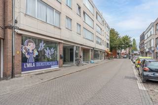 Ruim handelspand met mooie vitrinebreedte, gelegen in een zijstraat van de Gasthuisstraat te Turnhout.<br /><br /><strong>Omschrijving:</strong><br />Deze handelsruimte van ± 130m² is zeer centraal gelegen, op wandelafstand van de Grote Markt, in een zijstraat van de winkelstraat (Gasthuisstraat) te Turnhout.<br />Door de mooie ligging en de parking aan Carrefour nabij, zijn er veel parkeermogelijkheden en is er zeer veel passage!<br /><br />Het pand biedt diverse mogelijkheden, voor bijvoorbeeld kledingszaak, voedingswinkel, ...<br /><br />Er is tevens een zeer ruime en praktische kelder voorzien van maar liefst 80m²!