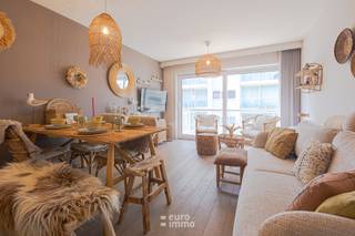 In de Goethalsstraat kan u zich moeilijk op een centralere locatie in Nieuwpoort-Bad bevinden. Met het strand en de winkelstraat om de ene hoek, de villawijk en de duinen om de andere en ook de havengeul op een boogscheut is dit dé perfecte plek voor een vakantieverblijf. Gelukkig is er meer dan de locatie alleen. Het appartement werd gebouwd met oog voor detail en afgewerkt met smaakvolle materialen. Een lichtrijke woonkamer met massief parket, een open keuken, badkamer met douche en de praktische slaaphoek als toevoeging op de volwaardige slaapkamer zorgen ook binnen in het appartement voor voldoende ruimte en slaapmogelijkheden voor een voltallig gezin. Het leukste plekje van dit appartement vinden wij dan weer het terras. Een koffie met croissant in de ochtendzon terwijl u kan genieten van het zeezicht, er bestaan slechtere manieren om de dag te starten. Het appartement wordt gemeubeld verhuurd. <br />75 EUR voorschot op de syndicuskosten (water incluis).<br />EPC = 186