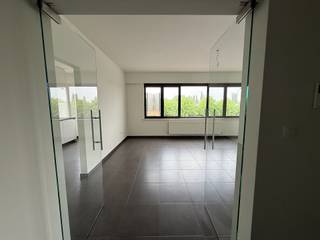 Dit ruim appartement met twee slaapkamers en een bewoonbare oppervlakte van 92 m² is gelegen op een zeer centrale locatie aan het station van...