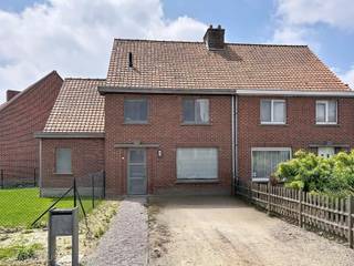 Instapklare halfopen woning, grondig gerenoveerd in 2021, gelegen op een vlot bereikbare locatie. Bij het betreden van de woning komt u in de inkomhal met gastentoilet. De lichtrijke leefruimte biedt voldoende plaats voor een gezellige zit- en eethoek en sluit naadloos aan op de open, volledig geïnstalleerde keuken. Aansluitend bevindt zich een praktische bijkeuken die extra bergruimte en comfort biedt.<br /><br />Via de keuken bereikt u, langs een sasruimte, de onderhoudsvriendelijke tuin met handige tuinberging – ideaal om volop te genieten van het buitenleven zonder veel onderhoud. Voor de woning is er bovendien parkeergelegenheid voor twee wagens.<br /><br />Op de eerste verdieping bevinden zich drie volwaardige slaapkamers, een aparte wasplaats en een verzorgde badkamer uitgerust met een douche, dubbele lavabo en toilet. Via een zolderluik bereikt u de zolder, die extra opslagruimte biedt en potentieel heeft voor verdere inrichting.<br /><br />Een ideale gezinswoning voor wie op zoek is naar comfort, ruimte en een instapklare afwerking.<br /><br />Extra troeven<br /><br />
<ul>
<li>energiezuinig</li>
<li>volledig gerenoveerd in 2021</li>
<li>nabij belangrijke invalswegen, winkels, scholen</li>
<li>instapklaar</li>
</ul>
<br />Deze woning is te koop ZONDER makelaar via het concept van Smart Houses. Wenst u verdere inlichtingen of een bezoek? Contacteer rechtstreeks de eigenaar via 0499/21.16.24