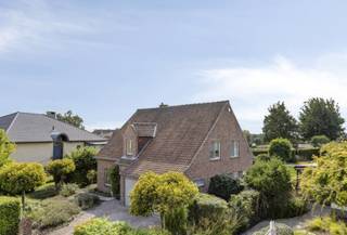 <h3>Charmante villa met 4 slaapkamers, dubbele garage en zuidgerichte tuin nabij Leuven<br /><br /></h3>
<p>Deze aangename<span> </span><strong>open bebouwing (villa)</strong><span> </span>uit 1978 is gelegen op een mooi perceel van ca.<span> </span><strong>7a 43ca</strong><span> </span>in een rustige en residentiële verkaveling, op een boogscheut van Leuven en het centrum van Bertem. De woning biedt ca.<span> </span><strong>240 m² bewoonbare oppervlakte</strong><span> </span>en combineert ruimte, comfort en een groene, charmante omgeving.<br /><br /></p>
<p>Via de inkomhal komt u in de ruime en gezellige<span> </span><strong>L-vormige leefruimte</strong>, waar de houtkachel voor extra sfeer en warmte zorgt. Aansluitend bevindt zich de<span> </span><strong>nieuwe keuken (2025)</strong>, praktisch ingericht en klaar om volop van te genieten. Verder beschikt de woning over een handige<span> </span><strong>berging/wasplaats</strong><span> </span>en een ruime garage met plaats voor<span> </span><strong>twee wagens</strong>.<br /><br /></p>
<p>Op de verdieping bevinden zich<span> </span><strong>vier slaapkamers</strong>, elk voorzien van een onderhoudsvriendelijke laminaatvloer. De<span> </span><strong>recente badkamer (2023) </strong>met inloopdouche biedt modern comfort.<br />Extra bergruimte is er in de<span> </span><strong>grote, geïsoleerde stockagezolder</strong><span> </span>en in de kelder.<br /><br /></p>
<p>Een absolute troef is de<span> </span><strong>zuidgerichte tuin</strong>: een heerlijke, groene plek waar rust en ontspanning centraal staan. Het aangelegde terras nodigt uit tot gezellige momenten buiten, terwijl de<span> </span><strong>petanquebaan</strong><span> </span>zorgt voor een extra recreatieve toets.<br /><br /></p>
<p>De woning is bovendien uitgerust met<span> </span><strong>centrale verwarming op gas</strong>, PVC-buitenschrijnwerk met vliegenramen,<span> </span><strong>12 zonnepanelen (2018)</strong>, een<span> </span><strong>regenwaterput van 5.000 liter</strong><span> </span>en een alarmsysteem.<br /><br /></p>
<p>De ligging is bijzonder gunstig: rustig en residentieel, maar tegelijk vlot bereikbaar. Leuven en Bertem-centrum bevinden zich vlakbij en ook de aansluitingen met de<span> </span><strong>E40 en E314</strong><span> </span>zijn snel bereikbaar. Scholen, Bertembos,<span> <strong>I</strong></span><strong>mec</strong><span> </span>en de<span> </span><strong>KU Leuven</strong><span> </span>bevinden zich eveneens in de nabije omgeving.<br /><br /></p>
<p><strong>Een ruime en karaktervolle gezinswoning met vier slaapkamers, dubbele garage, zuidgerichte tuin en uitstekende bereikbaarheid — ideaal voor wie rustig wil wonen met alle voorzieningen en de stad binnen handbereik.</strong></p>