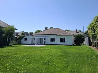 <strong>Instapklare, volledig gerenoveerde bungalow met 3 slaapkamers</strong><br />Bent u op zoek naar een instapklare woning waar comfort en rust hand in hand gaan? Dan zal deze smaakvol gerenoveerde bungalow in een rustige straat van Berlare u ongetwijfeld weten te bekoren. Dankzij de gunstige ligging nabij winkels, scholen en openbaar vervoer geniet u hier van alle dagelijkse voorzieningen binnen handbereik.<br />De woning biedt het comfort van volledig gelijkvloers wonen en verwelkomt u met een lichtrijke leefruimte die naadloos aansluit op de prachtige, volledig vernieuwde keuken. Deze moderne keuken is uitgerust met alle hedendaagse toestellen, waaronder een inductiekookplaat, combi-oven, vaatwasser en Amerikaanse koelkast.<br />Verder beschikt de woning over drie volwaardige slaapkamers en een stijlvolle badkamer met ruime inloopdouche. De praktische indeling maakt deze woning bijzonder geschikt voor gezinnen, koppels, alleenstaanden én senioren die comfortabel willen wonen zonder trappen.<br />Een extra troef is de ruime zolderverdieping, die tal van mogelijkheden biedt voor het creëren van bijkomende slaapkamers, een hobbyruimte, bureau of extra leefruimte.<br />Daarnaast beschikt de woning over een uitzonderlijk grote berging. Dankzij het ruime volume en de goede toegankelijkheid kan deze, mits het plaatsen van een poort, eenvoudig worden ingericht als garage voor een wagen, fietsen of extra opslag.<br />Vanuit de keuken geniet u via het charmante erkerraam van een prachtig uitzicht op de verzorgde tuin en het zonnige terras. De buitenruimte biedt een ideale balans tussen onderhoudsvriendelijkheid, privacy en rust. Bovendien beschikt de tuin over een praktische uitweg naar de achterliggende straat, wat bijkomende mogelijkheden creëert voor het plaatsen van een garage, carport of extra toegang.<br />De aanwezigheid van 12 zonnepanelen in combinatie met een thuisbatterij zorgt voor een lagere energiefactuur en een duurzame toekomst.<br />Interesse? Aarzel niet en plan vandaag nog uw bezoek. Deze unieke kans wilt u niet missen!<br /><br /><br />Vg - Wg - Gmo - Gvkr - VV