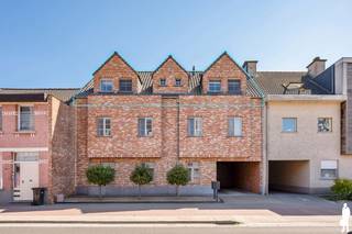 Appartement met 2 slaapkamers en groot terras te Achterbroek, Kalmthout<br /><br /><strong>Huurprijs is 1.000 EUR per maand +</strong><br /><strong>50 EUR per maand gemeenschappelijke kosten</strong><br /><strong>Kosten plaatsbeschrijving zijn 50/50 te betalen door verhuurder en huurder</strong><br /><strong>Huurwaarborg = 3 maanden</strong><br /><strong>Beschikbaar - per direct</strong><br />****<br /><br /><strong>Indeling:</strong><br />* Living met open keuken en toegang met schuifraam en vliegenraam, een <strong>groot terras van 50m2</strong><br />* <strong>Open keuken</strong> is voorzien van een vaatwasser, combi-oven, keramische kookvuur, dampkap en koelkast met vriesgedeelte <br />* Hal met toilet en berging met opbergkasten<br />* Slaapkamer 1 met <strong>ingebouwde kasten</strong> en een vliegenraam<br />* Slaapkamer met ingebouwde kasten en ook toegang met een schuifraam en vliegenraam, het terras van 50m2 <br />* Badkamer met <strong>inloopdouche</strong>, sierradiator, lavabo met spiegel en aansluiting voor was- en droogkast<br /><br />Troeven:<br />* Het appartement heeft overal een tegelvloer en verlichting<br />* Het appartement heeft overal raambekleding hangen ( vouwgordijnen en lamellen)<br />* <strong>Lift</strong><br />* Terras heeft buitenverlichting en stopcontacten. Er is een parasol en een tuintafel met 6 stoelen aanwezig<br />* <strong>Garagebox</strong> met elektrische poort<br />* In het appartement staan nog diverse meubelen - deze mogen gebruikt worden<br />* Videophone<br />* Supermarkt, bushalte en scholen zijn op loopafstand