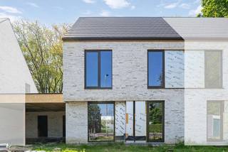 In de Vlasschaard in Heule (Kortrijk) realiseert Dumobil in het nieuwbouwproject Lijsternest deze moderne halfopen nieuwbouw (lot 13) met zadeldak. Deze woning is reeds deels opgebouwd en kan bezichtigd worden.<br /><br />Je komt via de inkomhal binnen in een open leefruimte met aansluitend een kwalitatief ingerichte keuken mét eiland. Er zijn 3 slaapkamers en een vaste trap richting een extra zolderkamer. De badkamer heeft een dubbele wastafel, douche én bad. De toiletten zijn apart. Duurzaam uitgerust met een geothermische warmtepomp, vloerverwarming, zonnepanelen en een ventilatiesysteem type D. Aan de carport is een aangebouwde berging voorzien waar je doorheen kan lopen tot in de tuin. Alle vloeren zijn afgewerkt en de woning biedt een energiezuinig systeem voor zowel verwarming als koeling. Tot slot geniet je van een volledig aangelegde en omheinde voor- en achtertuin, klaar om meteen van te genieten.<br /><br />De woning wordt door ons na aankoop nog verder instapklaar afgewerkt naar jouw wens. Hier geniet je van de Dumobil-kwaliteit.<br /><br />Deze all-inprijs excl. kosten omvat een volledig afgewerkte, instapklare woning met álle voorzieningen en omgevingswerken inbegrepen. De totale kostprijs inclusief wettelijke kosten waaronder registratierechten, btw, notariskosten en aansluitingskosten kan je eenvoudig bekijken op onze <u><strong>website</strong>:</u> <u><strong>dumobil.be/nl/woonprojecten/projecten/lijsternest-heule-kortrijk</strong></u> En/of contacteer onze bouwadviseur Sam Borrey voor meer info: <strong>0483/21.01.33</strong> | <strong>sam@dumobil.be</strong>