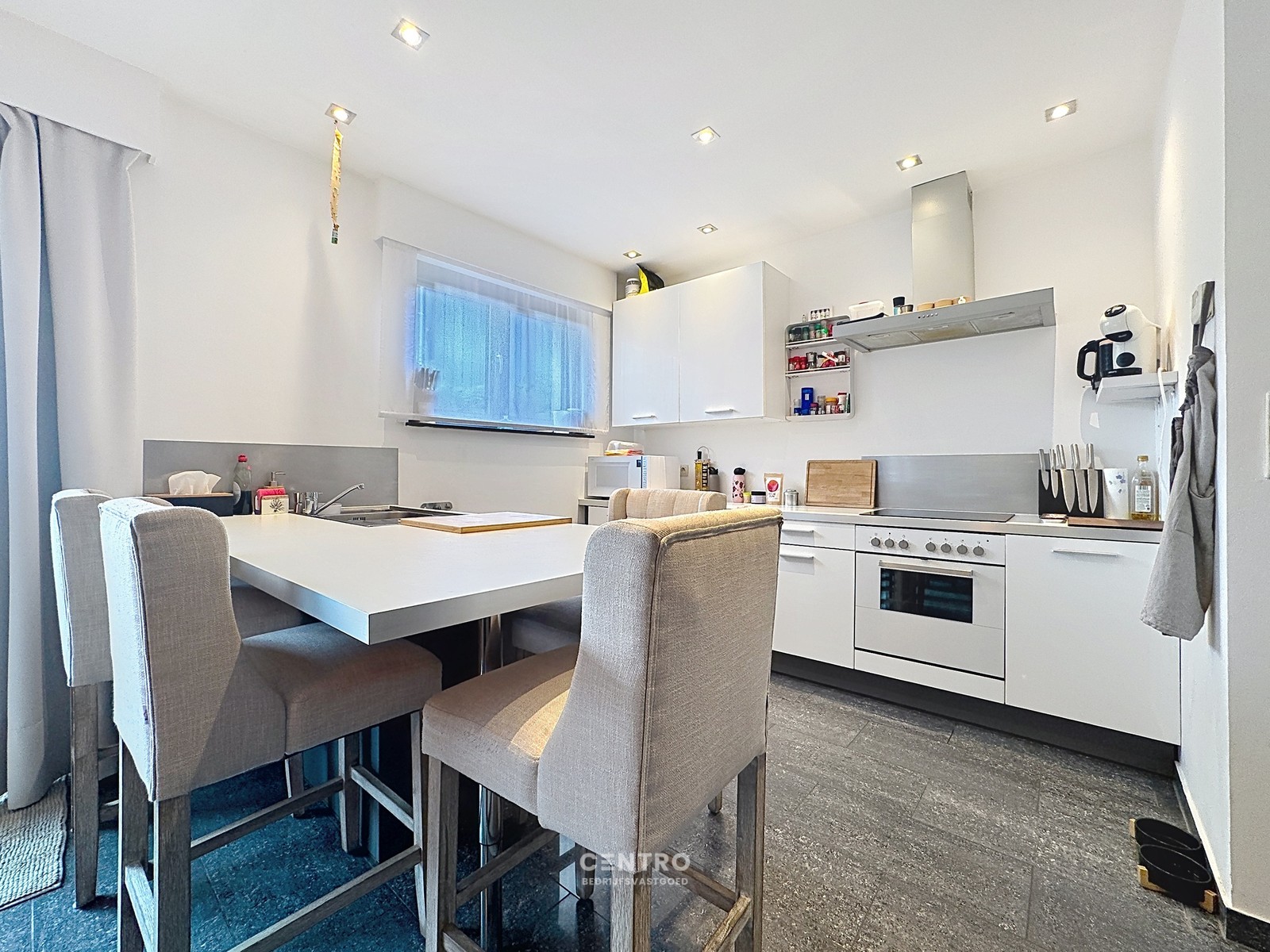 Instapklaar BEDRIJFSGEBOUW bestaande uit een MAGAZIJN (350m2) met geïntegreerde WONING (140m2) op ambachtelijke zone "De Leiteweg" te Oostkamp (Ruddervoorde). - foto 5