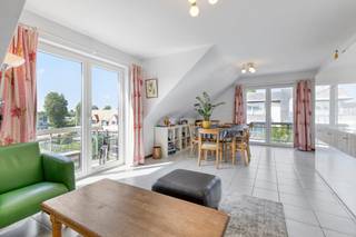 Op enkele stappen van de zee en duinen vinden we dit goed onderhouden appartement (97 m²) met 2 slaapkamers en ingerichte zolderkamer te koop te Sint-Idesbald (Koksijde). Het appartement werd in 2015 gerenoveerd. De 2 zonnige terrassen, de inbegrepen garage en de 2 ruime kelders zijn slechts enkele van de vele troeven. Zoek je immo in Sint-Idesbald (Koksijde)? Lees dan zeker verder!<br /><br />INDELING:<br />> tweede verdieping:<br />- inkomhal;<br />- apart toilet;<br />- vernieuwde badkamer met inloopdouche en lavabo met wasmeubel;<br />- ruime living (30 m²) met toegang tot de 2 zonnige terrassen waarvan één met zicht op de duinen en zee;<br />- vernieuwde keuken voorzien van inductiekookplaat, dampkap, dubbele spoelbak, koelkast, oven, microgolfoven en vaatwasmachine; <br />- slaapkamer 1 (13,5 m²) met ingemaakte kasten;<br />- slaapkamer 2 (6,5 m²) met ingemaakte kasten.<br /><br />> Verder beschikt het appartement over een ingerichte zolderruimte (20 m²) die nu dienst doen als ruime, derde slaapkamer (met ingemaakte kasten en lavabo).<br />Te bereiken via een uitklapbare trap in de hal. <br /><br />> Gelijkvloers<br />- 2 ruime privatieve bergingen (16 m² en 5 m²); <br />- garagebox (2,62m x 5,65m) met lichtpunt en stopcontact;<br />- gemeenschappelijke fietsenberging. <br /><br />ALGEMEEN:<br />- vernieuwd schrijnwerk pvc, HR-glas;<br />- elektrische verwarming;<br />- vernieuwde lift in het gebouw; <br />- tramhalte op wandelafstand.<br /><br />Bestuursmaatregelen in het maatregelenregister: nee
