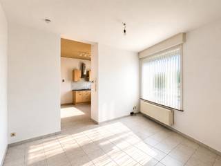 duplex gelegen op de gelijkvloerse en 1ste verdieping<br /><br />omvattende een inkomhal, klare living-zithoek, modern ingerichte open keuken, voute-eethoek-hobbyruimte, veranda, kelder, moderne badkamer, apart toilet, 2 slaapkamers, buitenberging en koer<br /><br />HP = 720 €/maand<br />voorschot HL = 0 €/maand