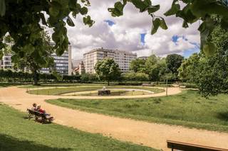 <p><span>Ruim en lichtrijk appartement op de 2de verdieping met uniek zicht op Square Ambiorix. Ruime inkomhal met vestiaire. Woonkamer met parketvloer en toegang tot een aangenaam terrasje aan de voorzijde. Praktische volledig in gerichte keuken met compact balkon aan de achterzijde. Nachthal met 3 slaapkamers waarvan 2 toegang geven tot het terras aan de achterzijde. Ruime douchekamer met dubbele lavabo en toilet alsook een badkamer met ligbad, toilet en dubbele lavabo. Een parkeerplaats in het gebouw is inbegrepen. Zeer gunstig EPC en conforme elektrische installatie. Zeer goed gelegen op de Squares. Nabij de Europese instellingen, het openbaar vervoer, metro Schuman, scholen en winkels.</span></p><p><span> </span></p>