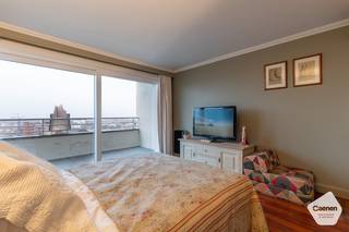 Ontdek deze <strong>ruime studio</strong> op de zeedijk van Blankenberge, ideaal als investering of tweede verblijf aan zee.<br /><br />De studio beschikt over een <strong>aangenaam en ruim terras</strong> waar je in alle rust kan genieten van een open uitzicht over het hinterland, en zelfs tot in Brugge. Binnenin vind je een <strong>praktische keuken</strong> uitgerust met alle basistoestellen, perfect voor dagelijks comfort.<br /><br />De leefruimte biedt voldoende plaats voor een <strong>dubbel bed</strong> en kan slim ingericht worden tot een gezellige en <strong>functionele woonomgeving</strong>. Daarnaast is er een <strong>verzorgde badkamer met douche, toilet en lavabo.</strong><br /><br />Dankzij de <strong>topligging op de zeedijk</strong> en de nabijheid van winkels, horeca en het strand, geniet je hier van wat de kust te bieden heeft.<br />Een ideale opportuniteit voor wie op zoek is naar een slimme investering of een aangenaam tweede verblijf in Blankenberge!