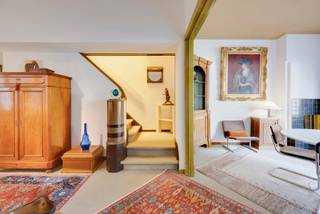 Welkom in deze unieke en charmante art-decowoning gelegen in de Van Notenstraat 6 te Deurne. Een woning vol authenticiteit, op een toplocatie aan het geliefde Te Boelaerpark.<br /><br />U betreedt de woning via de hal, die meteen de sfeer van de woning zet. Vanuit de hal komt u terecht in de open en lichtrijke leefruimte met zit- en eetplaats. Dankzij de mooie authentieke elementen en de karaktervolle afwerking ademt deze ruimte art deco.<br /><br />De trap in de leefruimte vormt zonder twijfel één van de absolute blikvangers van de woning.<br /><br />Aansluitend bevindt zich de recent vernieuwde keuken. Vanuit de keuken bereikt u nog een extra zit- of eetruimte met lichtkoepel en een mooi zicht op de tuin.<br /><br />De gezellige stadstuin vormt een absolute troef van deze woning en grenst aan het Te Boelaerpark. Dankzij deze ligging geniet u van een groen uitzicht en volledige privacy zonder inkijk.<br /><br />Op de eerste verdieping bevinden zich twee zeer ruime slaapkamers, waarvan één uitgerust is met airconditioning. Ook de badkamer werd recent vernieuwd.<br /><br />Als extra troef bestaat de mogelijkheid om de garagebox en staanplaats, gelegen tegenover de woning, mee aan te kopen voor € 35.000.<br /><br />Bijzonderheden:<br />- EPC E<br />- Grenzend aan het Te Boelaerpark<br />- Garagebox tegenover de woning voor € 35.000<br />- Keuken en badkamer gerenoveerd<br />- Condensatie ketel<br />- Ruime droge kelder<br /><br />Wg, Gvkr, Gvv, Gmo, Geen overstromingsgevoelig gebied, Renovatie
