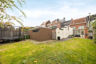 Deze woning is gunstig gelegen nabij belangrijke invalswegen, waardoor u een vlotte verbinding hebt richting Antwerpen en Brussel. Daarnaast ligt het park van Schelle op wandelafstand — ideaal voor wie graag wat groen en rust opzoekt.<br /><br />De woning is instapklaar en biedt vier volwaardige slaapkamers en twee badkamers. Gewoon verhuizen en genieten!<br /><br />Tenslotte de aangename tuin. Dit is zeker en vast een pluspunt.<br /><br />Indeling:<br />Op het gelijkvloers vindt u de inkomhal, een aangename woonkamer, eetkamer, volledig uitgeruste en ruime keuken, alsook een aparte wc.<br />Op de eerste verdieping bevinden zich de nachthal, twee slaapkamers en twee badkamers.<br />De tweede verdieping beschikt eveneens over een nachthal en twee ruime slaapkamers.<br /><br /><br />Enkele troeven op een rij:<br /><br />✔️ Instapklaar – geen renovatieplicht<br />✔️Aangename tuin<br />✔️ Nabij invalswegen en het park van Schelle<br />✔️ Vlotte verbinding met Antwerpen en Boom<br /><br />Interesse in deze woning?<br />Contacteer ons via jarno@groepvanhaute.be of 0492 83 88 19.