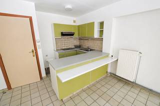 Indeling:<br /><br />Inkomhall, afzonderlijk toilet, woonkamer, open keuken, 1 slaapkamer, badkamer met wastafel en douche, INCLUSIEF autostaanplaats nr°14 in het gebouw. <br /><br />- Gunstig EPC-label (B)<br />- GEEN LIFT<br />- Elektriciteit conform<br />- Dubbele beglazing PVC<br />- Individuele centrale verwarming op aardgas.